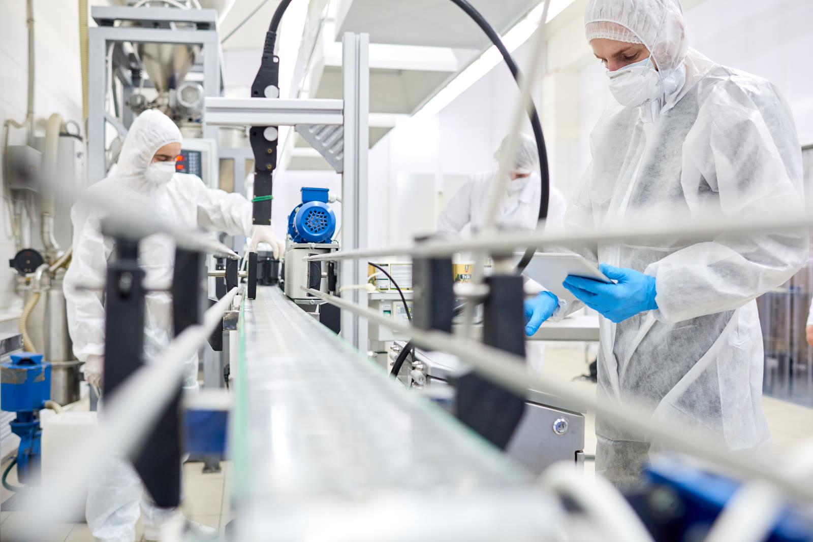 Mitarbeiter in Reinraum-Schutzkleidung an der Produktionslinie bei bulkify in Niedersachsen