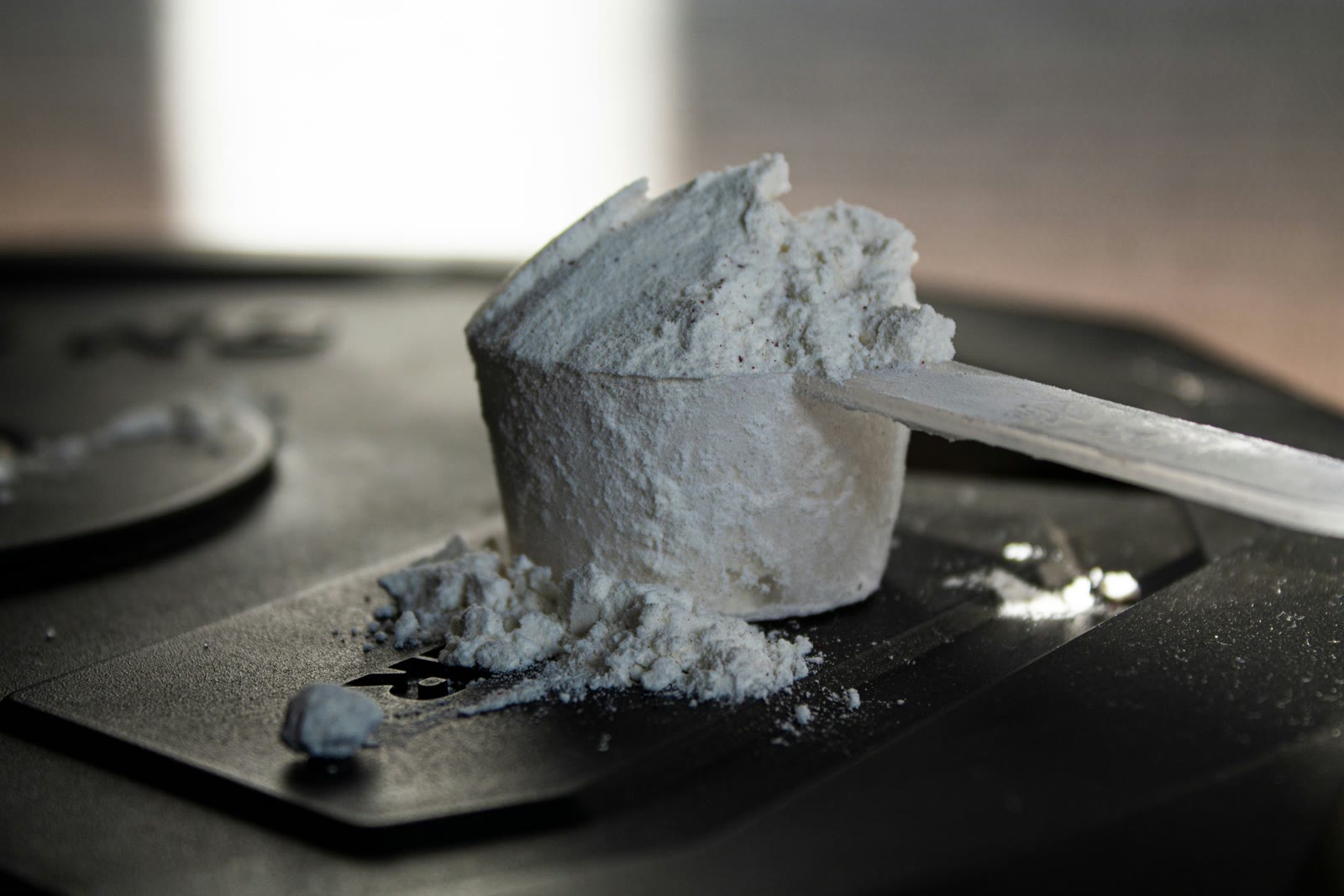 Whey-Proteinpulver mit Messlöffel